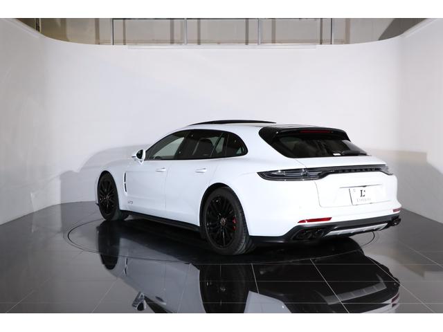 パナメーラ ＧＴＳスポーツツーリスモ　スポーツクロノ　スポエキ　パノラマルーフ　カーボントリムパッケージ　アダプティブスポーツシート　シートヒーター　レッドステッチ／シートベルト　ボーズ　ＰＣＭナビ　全周囲カメラ　純正２０インチホイール（27枚目）