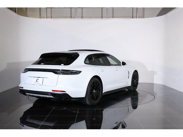 パナメーラ ＧＴＳスポーツツーリスモ　スポーツクロノ　スポエキ　パノラマルーフ　カーボントリムパッケージ　アダプティブスポーツシート　シートヒーター　レッドステッチ／シートベルト　ボーズ　ＰＣＭナビ　全周囲カメラ　純正２０インチホイール（29枚目）