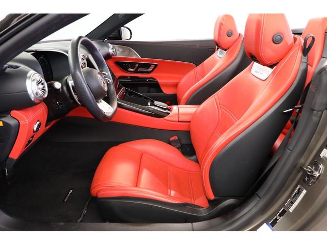 ＳＬシリーズ４世代目以来となる２＋２レイアウト、ソフトトップを採用した現行モデルでございます。