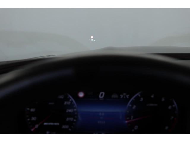 ソフトトップは片道で約１５秒、車速６０ｋｍ／ｈなら走行中も開閉可能、車体剛性に優れた新開発のアルミスペースフレームの採用によりオープン、クローズ問わず快適なドライブをお楽しみいただけます。