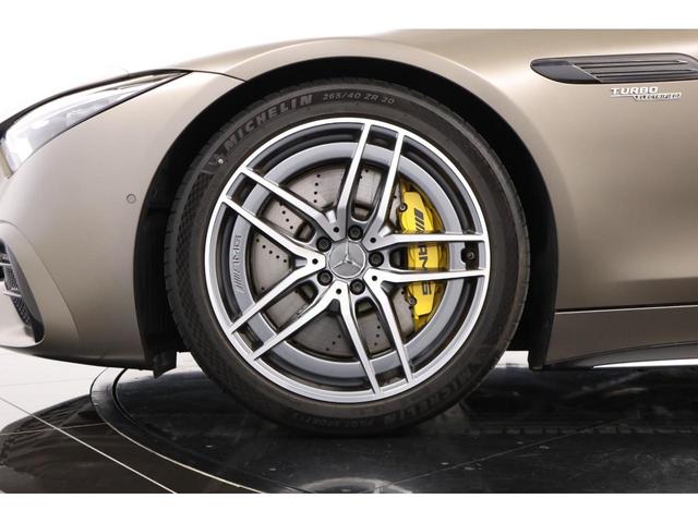 Ｆ１技術のノウハウが注ぎ込まれたモーター内蔵ターボにベルト駆動のマイルドハイブリッドを追加、９段「ＭＣＴ」が組み合わされ最　高出力３８１ｐｓ，トルクは４８．９ｋｇ・ｍ