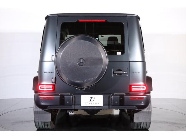 �w�ʃ^�C���𑕔����Ă���A�f�N���X�炵���͋����X�^�C�������o����ƂƂ��ɁA����̃p���N���ɂ����S����񋟂��܂��B�f�U�C�����Ǝ��p�������˔������d�l�ł��B