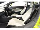 ブラック×ホワイト ハーフレザーインテリアを採用。スポーティさと高級感を両立しております。