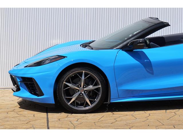 シボレーコルベット ３ＬＴ　自社輸入　左ハンドル　ラピッドブルー　テンションブルー／トワイライトブルーディップコンビレザー　アルカンターラルーフ　トラデントスポーク１９／２０ＡＷ　ＡｐｐｌｅＣａｒｐｌａｙ（23枚目）
