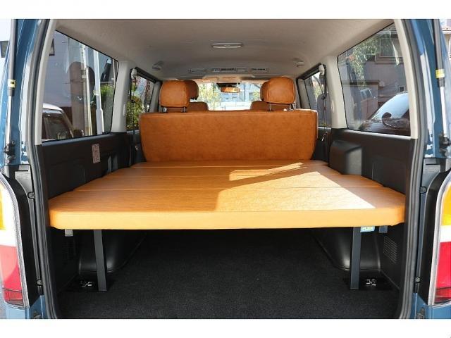 ハイエースバン ロングスーパーＧＬ　リノカ角目４灯ツートンカラーメッキマッドブラック塗装ＦＬＥＸＬＥＤテールＦＬＥＸ１６インチアルミＴＯＹＯタイヤシートカバーベッドキット黄木目インテリアパネルシフトノブステアリングカロツェリアナビＥＴＣ（5枚目）