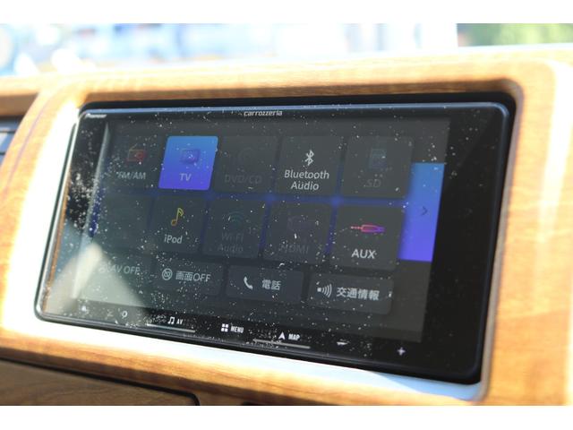 ハイエースバン ロングスーパーＧＬ　リノカ角目４灯ツートンカラーメッキマッドブラック塗装ＦＬＥＸＬＥＤテールＦＬＥＸ１６インチアルミＴＯＹＯタイヤシートカバーベッドキット黄木目インテリアパネルシフトノブステアリングカロツェリアナビＥＴＣ（12枚目）