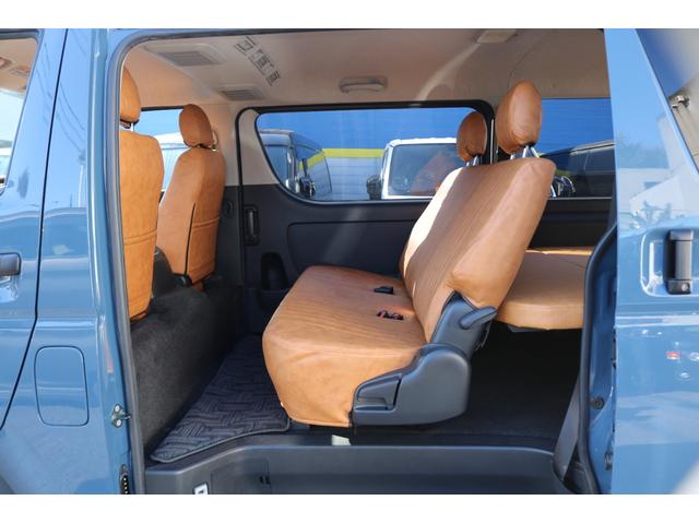 ハイエースバン ロングスーパーＧＬ　リノカ角目４灯ツートンカラーメッキマッドブラック塗装ＦＬＥＸＬＥＤテールＦＬＥＸ１６インチアルミＴＯＹＯタイヤシートカバーベッドキット黄木目インテリアパネルシフトノブステアリングカロツェリアナビＥＴＣ（17枚目）