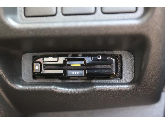 ハイエースバン ロングスーパーＧＬ　リノカ角目４灯ツートンカラーメッキマッドブラック塗装ＦＬＥＸＬＥＤテールＦＬＥＸ１６インチアルミＴＯＹＯタイヤシートカバーベッドキット黄木目インテリアパネルシフトノブステアリングカロツェリアナビＥＴＣ（18枚目）