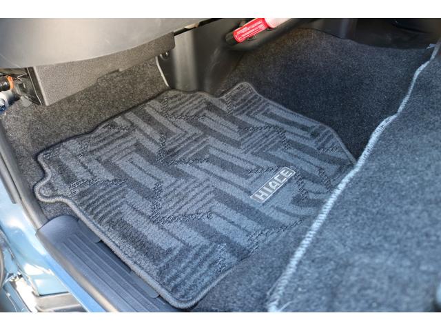 ハイエースバン ロングスーパーＧＬ　リノカ角目４灯ツートンカラーメッキマッドブラック塗装ＦＬＥＸＬＥＤテールＦＬＥＸ１６インチアルミＴＯＹＯタイヤシートカバーベッドキット黄木目インテリアパネルシフトノブステアリングカロツェリアナビＥＴＣ（36枚目）