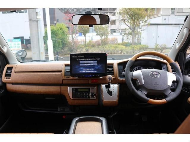 ハイエースバン ロングスーパーＧＬ　丸目フェイスツートンカラーＤＥＡＮ１６インチアルミクラシックオーバルタイヤＢＩＧ－ＸナビＥＴＣフリップダウンモニターメティオサウンドＦＬＥＸシートカバーベッドキット黄木目インテリアパネルステアリング（3枚目）