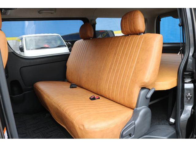 ハイエースバン ロングスーパーＧＬ　丸目フェイスツートンカラーＤＥＡＮ１６インチアルミクラシックオーバルタイヤＢＩＧ－ＸナビＥＴＣフリップダウンモニターメティオサウンドＦＬＥＸシートカバーベッドキット黄木目インテリアパネルステアリング（16枚目）