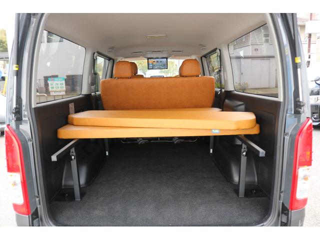 ハイエースバン ロングスーパーＧＬ　丸目フェイスツートンカラーＤＥＡＮ１６インチアルミクラシックオーバルタイヤＢＩＧ－ＸナビＥＴＣフリップダウンモニターメティオサウンドＦＬＥＸシートカバーベッドキット黄木目インテリアパネルステアリング（21枚目）