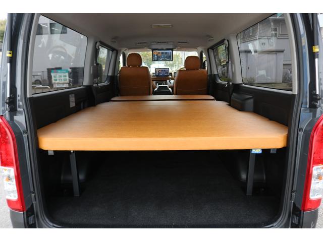 ハイエースバン ロングスーパーＧＬ　丸目フェイスツートンカラーＤＥＡＮ１６インチアルミクラシックオーバルタイヤＢＩＧ－ＸナビＥＴＣフリップダウンモニターメティオサウンドＦＬＥＸシートカバーベッドキット黄木目インテリアパネルステアリング（22枚目）