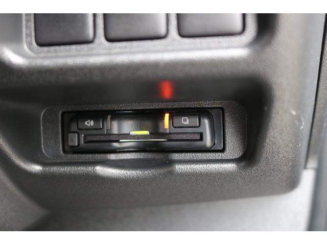 ハイエースバン ロングスーパーＧＬ　丸目フェイスツートンカラーＤＥＡＮ１６インチアルミクラシックオーバルタイヤＢＩＧ－ＸナビＥＴＣフリップダウンモニターメティオサウンドＦＬＥＸシートカバーベッドキット黄木目インテリアパネルステアリング（29枚目）