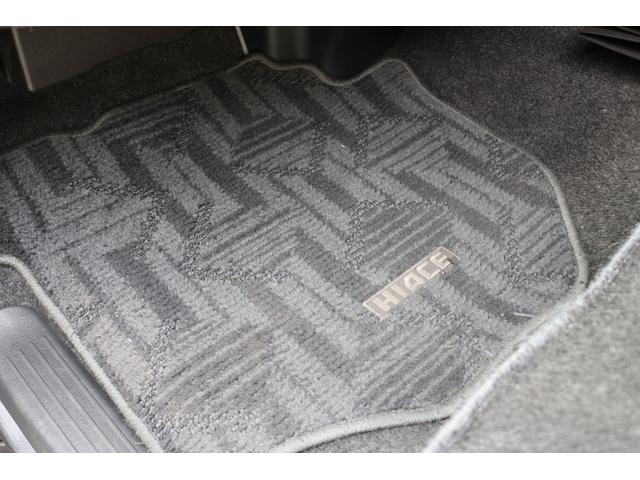 ハイエースバン ロングスーパーＧＬ　丸目フェイスツートンカラーＤＥＡＮ１６インチアルミクラシックオーバルタイヤＢＩＧ－ＸナビＥＴＣフリップダウンモニターメティオサウンドＦＬＥＸシートカバーベッドキット黄木目インテリアパネルステアリング（38枚目）