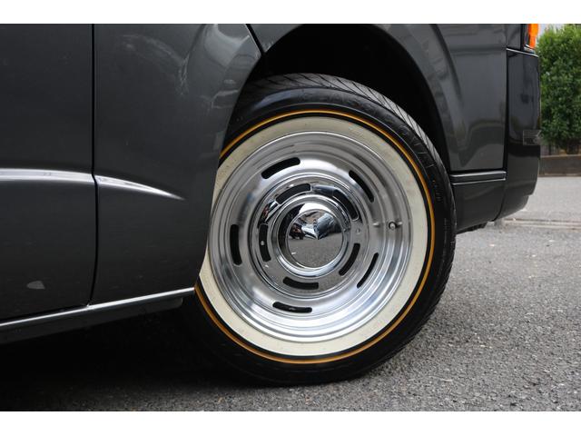 ハイエースバン ロングスーパーＧＬ　丸目フェイスツートンカラーＤＥＡＮ１６インチアルミクラシックオーバルタイヤＢＩＧ－ＸナビＥＴＣフリップダウンモニターメティオサウンドＦＬＥＸシートカバーベッドキット黄木目インテリアパネルステアリング（46枚目）