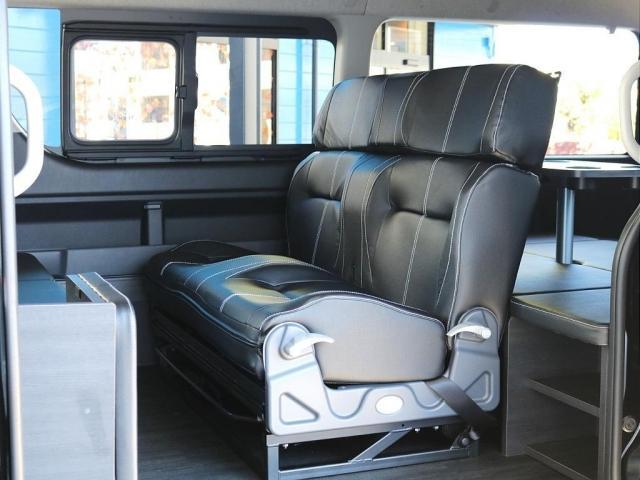 ハイエースワゴン ＧＬ　シートアレンジｎｅｃｒｏｓｓ床張り施工ＢＩＧ－ＸナビＥＴＣ２．０フリップダウンモニターシートカバーＴ－ＦｏｒｃｅスポイラーオーバーフェンダーＴＯＹＯタイヤＦＬＥＸ１６インチアルミＦＬＥＸＬＥＤテール（5枚目）