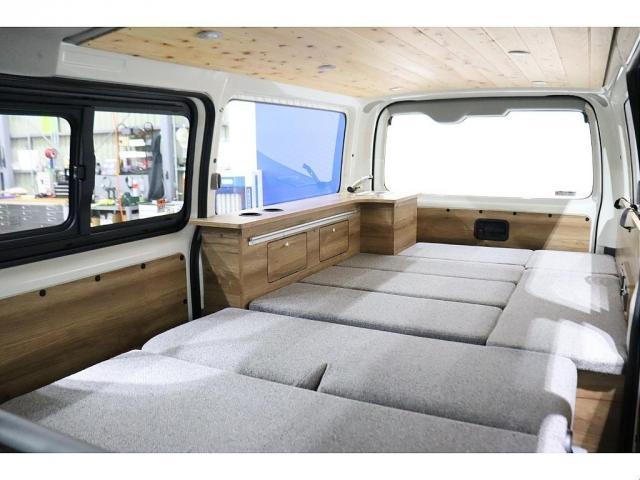 ハイエースバン ロングDX キャンピングWoodVillageメッキ部マッドブラック塗装FLEXテールシートカバーFLEX16インチアルミTOYOタイヤオーバーフェンダーT-Forcスポイラー床張り施工BIG-XナビETC2.0(4枚目)