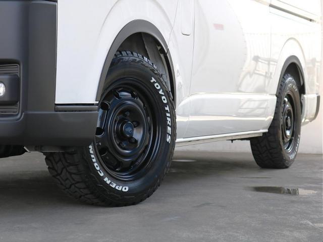 ハイエースバン ロングDX キャンピングWoodVillageメッキ部マッドブラック塗装FLEXテールシートカバーFLEX16インチアルミTOYOタイヤオーバーフェンダーT-Forcスポイラー床張り施工BIG-XナビETC2.0(18枚目)