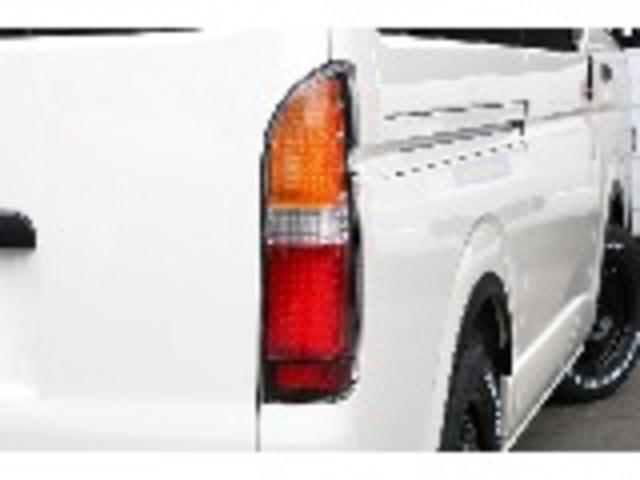 ハイエースバン ロングDX キャンピングWoodVillageメッキ部マッドブラック塗装FLEXテールシートカバーFLEX16インチアルミTOYOタイヤオーバーフェンダーT-Forcスポイラー床張り施工BIG-XナビETC2.0(38枚目)