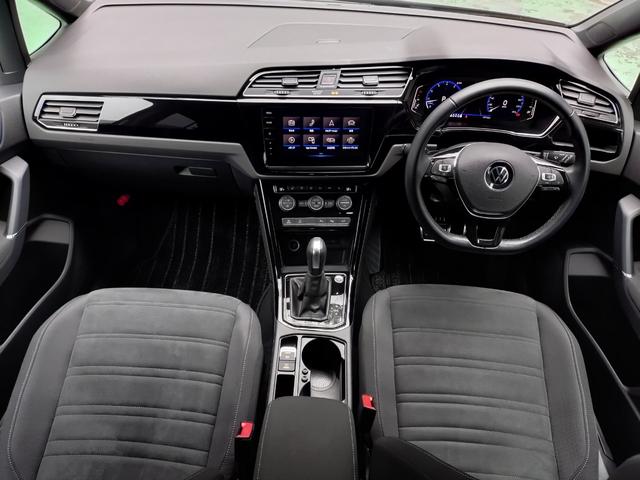 ゴルフトゥーラン ＴＳＩ　Ｒライン　パノラマサンルーフ　前後ドラレコ　ＡＣＣ　軽減ブレーキ　フロントアシスト　レンアシ　パーキングアシスト　デジタルメーター　前後席シートヒーター　ダイナミックライトアシスト　ＣａｒＰｌａｙ　禁煙（19枚目）