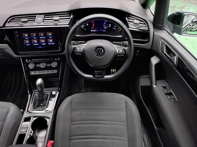 ゴルフトゥーラン ＴＳＩ　Ｒライン　パノラマサンルーフ　前後ドラレコ　ＡＣＣ　軽減ブレーキ　フロントアシスト　レンアシ　パーキングアシスト　デジタルメーター　前後席シートヒーター　ダイナミックライトアシスト　ＣａｒＰｌａｙ　禁煙（20枚目）