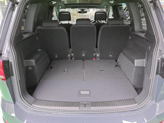 ゴルフトゥーラン ＴＳＩ　Ｒライン　パノラマサンルーフ　前後ドラレコ　ＡＣＣ　軽減ブレーキ　フロントアシスト　レンアシ　パーキングアシスト　デジタルメーター　前後席シートヒーター　ダイナミックライトアシスト　ＣａｒＰｌａｙ　禁煙（38枚目）