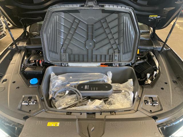 Ｑ８スポーツバック ｅ－トロン ５５ｅ－トロンクワトロ　Ｓライン　Ａｕｄｉ認定中古車　ブラックスタイリングＰＫＧ　サイレンスＰＫＧ　インテリアＰＫＧ　２１インチホイール　アダプティブクルコン　レーンアシスト　サイドアシスト　全方位カメラ　電動リアゲート（47枚目）