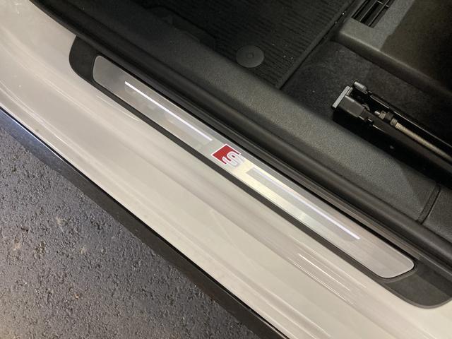 “Ａｕｄｉ自動車保険プレミアム”　充実した自動車保険とさまざまの特約やサービス内容で、Ａｕｄｉオーナーにふさわしいサポートをご用意。さらに、アウディだけのプレミアムサービス「Ａｕｄｉプレミアムケア」を