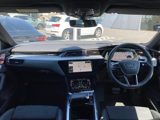 ｅ－トロンスポーツバック ５５クワトロ　Ｓライン　Ａｕｄｉ認定中古車　パノラマサンルーフ　元デモカー　Ｓライン　４ゾーンエアコン　エアクオリティパッケージ　サイレンスパッケージ　バーチャルエクステリアミラー　２１インチアルミホイール　運転支援機能（4枚目）