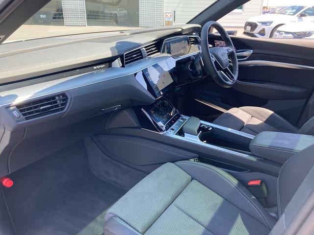 ｅ－トロンスポーツバック ５５クワトロ　Ｓライン　Ａｕｄｉ認定中古車　パノラマサンルーフ　元デモカー　Ｓライン　４ゾーンエアコン　エアクオリティパッケージ　サイレンスパッケージ　バーチャルエクステリアミラー　２１インチアルミホイール　運転支援機能（8枚目）