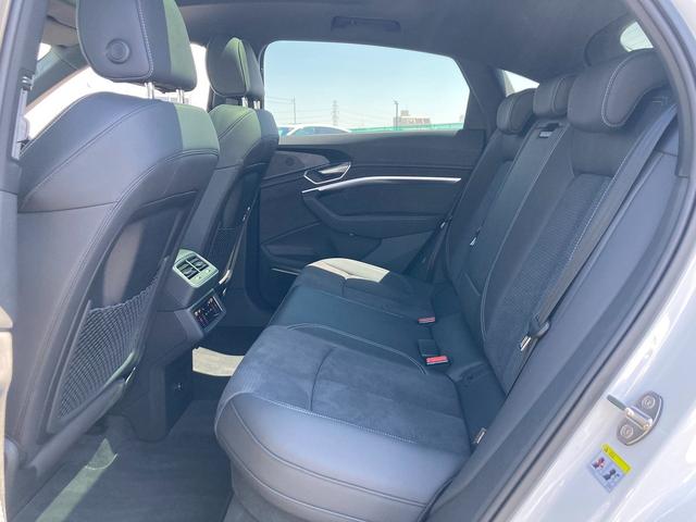 ｅ－トロンスポーツバック ５５クワトロ　Ｓライン　Ａｕｄｉ認定中古車　パノラマサンルーフ　元デモカー　Ｓライン　４ゾーンエアコン　エアクオリティパッケージ　サイレンスパッケージ　バーチャルエクステリアミラー　２１インチアルミホイール　運転支援機能（10枚目）