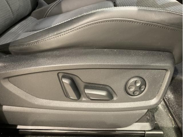Q5 40TDIクワトロ Sライン 衝突被害軽減ブレーキ アダプティブクルーズコントロール レーンキープアシスト パーキングアシスト 全周囲カメラ オートマチックハイビーム メモリーナビ ワンセグTV ミュージックプレイヤー接続可(14枚目)
