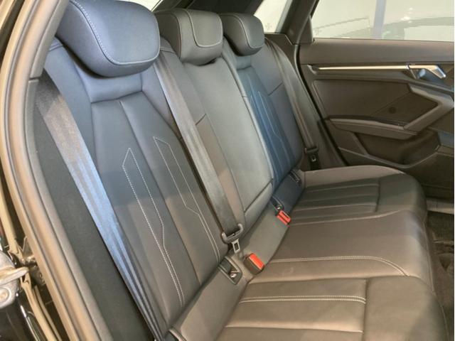 アウディのリアシート足元は、大人の足先がシート下に入る様に設計されています。　見た目以上の快適さです。