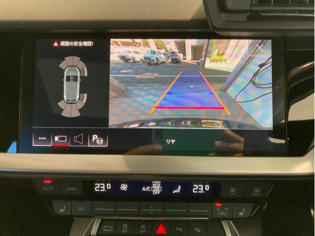 ＭＭＩナビゲーションシステムを搭載。もちろんリヤビューカメラとクリアランスソナーを装備しています。