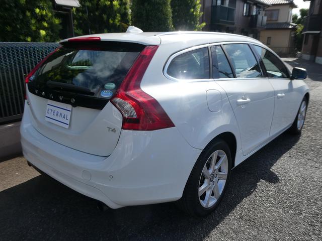 Ｖ６０ Ｔ４　ラグジュアリーエディション　１オーナ　禁煙　整備記録８枚全Ｄ　黒革　ＳＨ　Ｐシート　地デジ　ＢＴ　ＵＳＢ　Ｂカメラ　Ｒソナー　Ｐシフト　純正１７インチＡＷ　インテリセーフ　追従ＡＣＣ　車間警告　ＢＬＩＳ　ＨＩＤ　ルーフレール（11枚目）