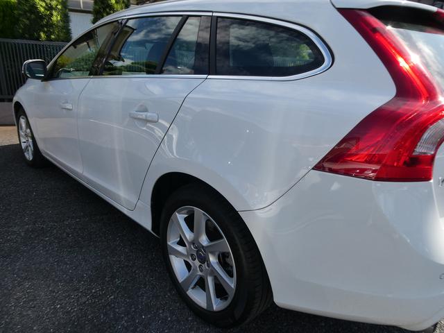Ｖ６０ Ｔ４　ラグジュアリーエディション　１オーナ　禁煙　整備記録８枚全Ｄ　黒革　ＳＨ　Ｐシート　地デジ　ＢＴ　ＵＳＢ　Ｂカメラ　Ｒソナー　Ｐシフト　純正１７インチＡＷ　インテリセーフ　追従ＡＣＣ　車間警告　ＢＬＩＳ　ＨＩＤ　ルーフレール（15枚目）