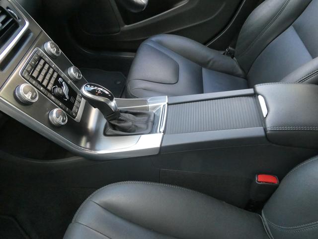 Ｖ６０ Ｔ４　ラグジュアリーエディション　１オーナ　禁煙　整備記録８枚全Ｄ　黒革　ＳＨ　Ｐシート　地デジ　ＢＴ　ＵＳＢ　Ｂカメラ　Ｒソナー　Ｐシフト　純正１７インチＡＷ　インテリセーフ　追従ＡＣＣ　車間警告　ＢＬＩＳ　ＨＩＤ　ルーフレール（35枚目）