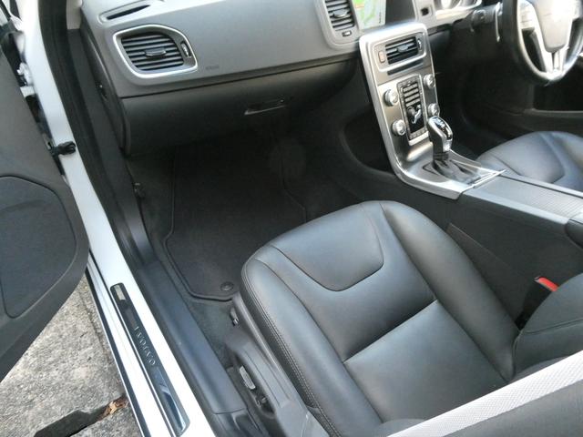 Ｖ６０ Ｔ４　ラグジュアリーエディション　１オーナ　禁煙　整備記録８枚全Ｄ　黒革　ＳＨ　Ｐシート　地デジ　ＢＴ　ＵＳＢ　Ｂカメラ　Ｒソナー　Ｐシフト　純正１７インチＡＷ　インテリセーフ　追従ＡＣＣ　車間警告　ＢＬＩＳ　ＨＩＤ　ルーフレール（37枚目）
