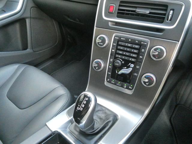 Ｖ６０ Ｔ４　ラグジュアリーエディション　１オーナ　禁煙　整備記録８枚全Ｄ　黒革　ＳＨ　Ｐシート　地デジ　ＢＴ　ＵＳＢ　Ｂカメラ　Ｒソナー　Ｐシフト　純正１７インチＡＷ　インテリセーフ　追従ＡＣＣ　車間警告　ＢＬＩＳ　ＨＩＤ　ルーフレール（40枚目）
