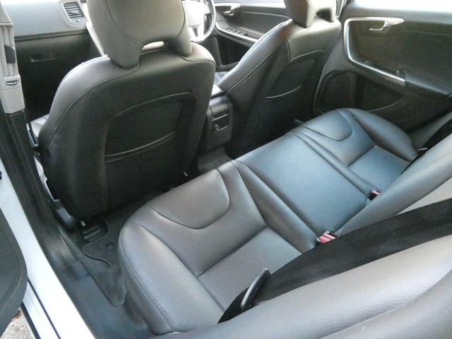 Ｖ６０ Ｔ４　ラグジュアリーエディション　１オーナ　禁煙　整備記録８枚全Ｄ　黒革　ＳＨ　Ｐシート　地デジ　ＢＴ　ＵＳＢ　Ｂカメラ　Ｒソナー　Ｐシフト　純正１７インチＡＷ　インテリセーフ　追従ＡＣＣ　車間警告　ＢＬＩＳ　ＨＩＤ　ルーフレール（43枚目）