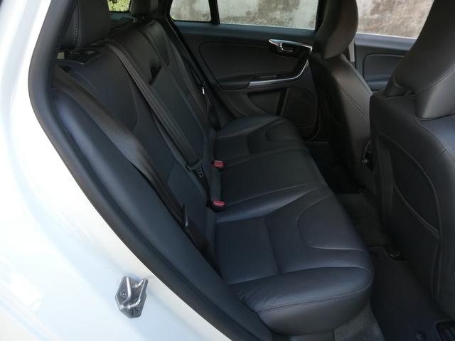 Ｖ６０ Ｔ４　ラグジュアリーエディション　１オーナ　禁煙　整備記録８枚全Ｄ　黒革　ＳＨ　Ｐシート　地デジ　ＢＴ　ＵＳＢ　Ｂカメラ　Ｒソナー　Ｐシフト　純正１７インチＡＷ　インテリセーフ　追従ＡＣＣ　車間警告　ＢＬＩＳ　ＨＩＤ　ルーフレール（44枚目）