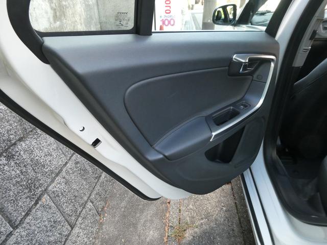 Ｖ６０ Ｔ４　ラグジュアリーエディション　１オーナ　禁煙　整備記録８枚全Ｄ　黒革　ＳＨ　Ｐシート　地デジ　ＢＴ　ＵＳＢ　Ｂカメラ　Ｒソナー　Ｐシフト　純正１７インチＡＷ　インテリセーフ　追従ＡＣＣ　車間警告　ＢＬＩＳ　ＨＩＤ　ルーフレール（49枚目）