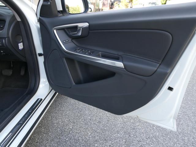 Ｖ６０ Ｔ４　ラグジュアリーエディション　１オーナ　禁煙　整備記録８枚全Ｄ　黒革　ＳＨ　Ｐシート　地デジ　ＢＴ　ＵＳＢ　Ｂカメラ　Ｒソナー　Ｐシフト　純正１７インチＡＷ　インテリセーフ　追従ＡＣＣ　車間警告　ＢＬＩＳ　ＨＩＤ　ルーフレール（50枚目）