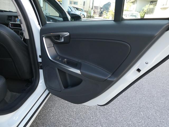 Ｖ６０ Ｔ４　ラグジュアリーエディション　１オーナ　禁煙　整備記録８枚全Ｄ　黒革　ＳＨ　Ｐシート　地デジ　ＢＴ　ＵＳＢ　Ｂカメラ　Ｒソナー　Ｐシフト　純正１７インチＡＷ　インテリセーフ　追従ＡＣＣ　車間警告　ＢＬＩＳ　ＨＩＤ　ルーフレール（51枚目）