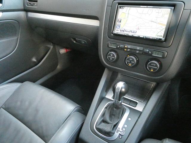 ゴルフ Ｒ３２　１オーナー車　禁煙車　４８９６０ｋｍ　天張り張替済　フルタイム４ＷＤ　取説　整備手帳　スペアキー　整備記録あり　黒革　シートヒーター　フルセグ　純正１８インチＡＷ　パドルシフト　キセノンライト　ＥＴＣ（31枚目）