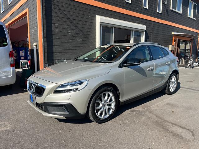 Ｖ４０ クロスカントリー　Ｄ４　サマム　１オーナー禁煙車／ＪＡＡＡ鑑定車／純正ナビ・地デジ・バックカメラ／ベージュ本革シート／アダプティブクルーズコントロール／衝突軽減／車線逸脱警告／ブラインドスポット／パークアシストパイロット（4枚目）