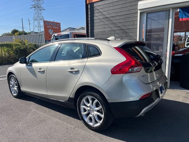 Ｖ４０ クロスカントリー　Ｄ４　サマム　１オーナー禁煙車／ＪＡＡＡ鑑定車／純正ナビ・地デジ・バックカメラ／ベージュ本革シート／アダプティブクルーズコントロール／衝突軽減／車線逸脱警告／ブラインドスポット／パークアシストパイロット（5枚目）