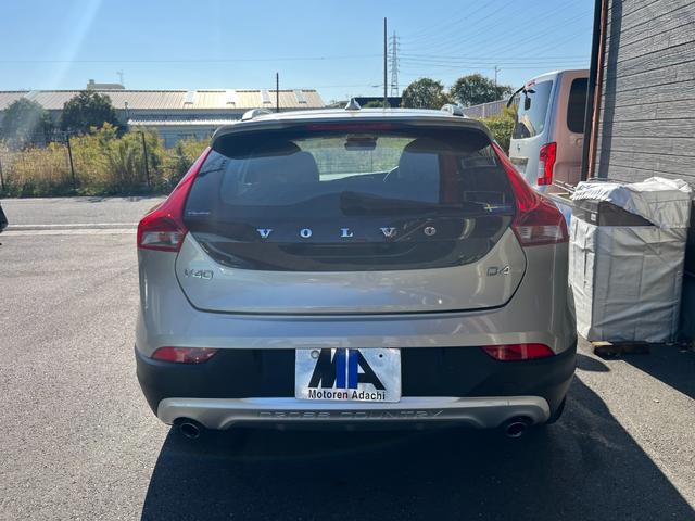 Ｖ４０ クロスカントリー　Ｄ４　サマム　１オーナー禁煙車／ＪＡＡＡ鑑定車／純正ナビ・地デジ・バックカメラ／ベージュ本革シート／アダプティブクルーズコントロール／衝突軽減／車線逸脱警告／ブラインドスポット／パークアシストパイロット（6枚目）
