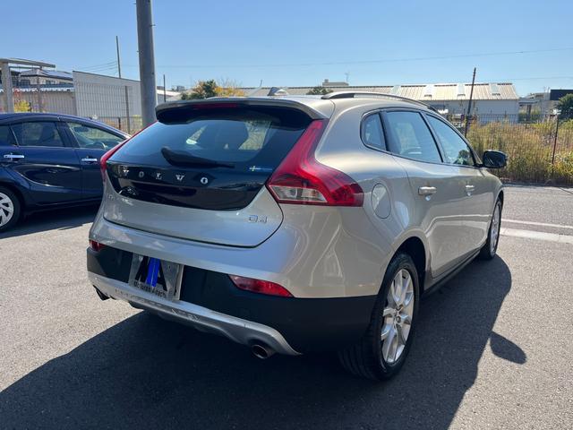 Ｖ４０ クロスカントリー　Ｄ４　サマム　１オーナー禁煙車／ＪＡＡＡ鑑定車／純正ナビ・地デジ・バックカメラ／ベージュ本革シート／アダプティブクルーズコントロール／衝突軽減／車線逸脱警告／ブラインドスポット／パークアシストパイロット（7枚目）